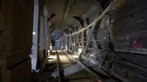 Vista actual del puente del Metro Transversal sobre el Gran Metro, bajo plaza Catalunya