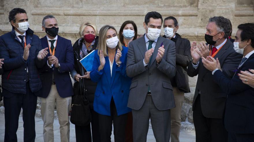 Moreno y Carazo aplauden tras la aprobación de la ley ayer en el Parlamento. | EUROPA PRESS