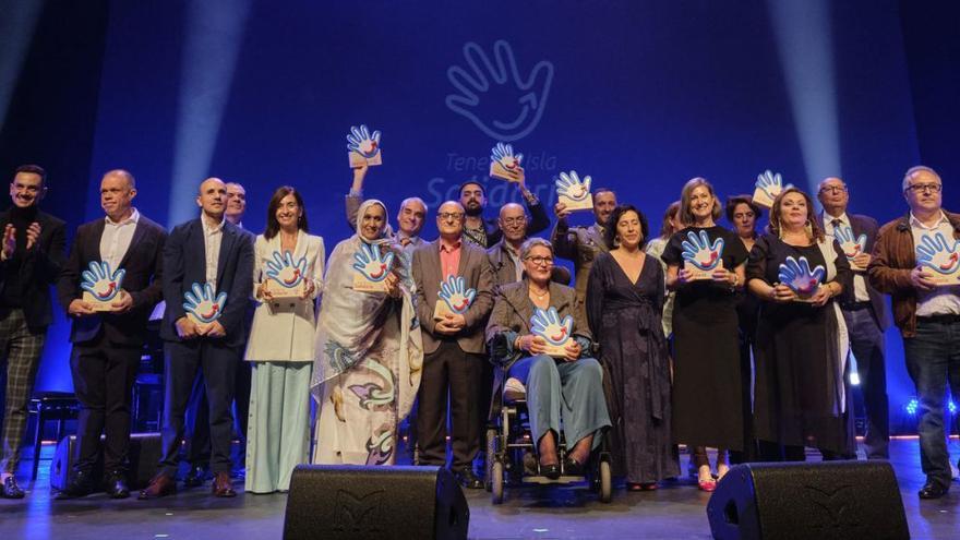 Los premiados y los responsables del Cabildo posan anoche en la entrega de premios de la gala Tenerife Isla Solidaria. | | E.D.