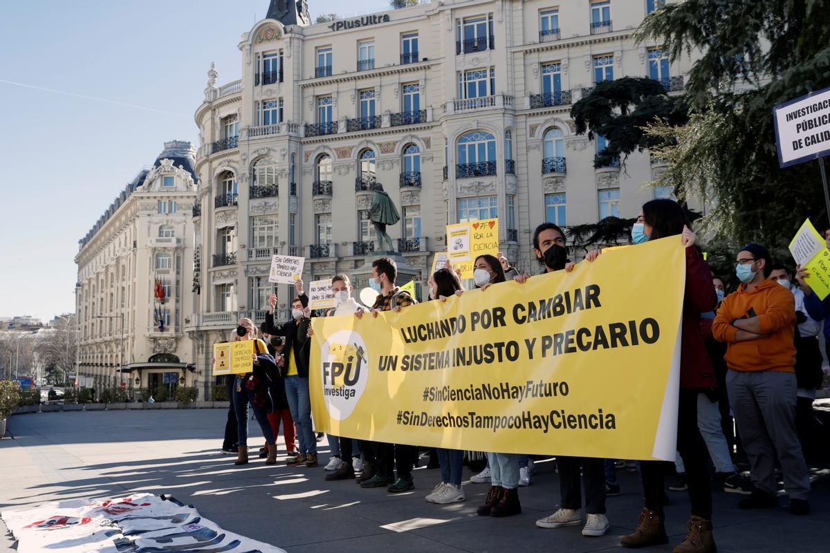 Decenas de investigadores se concentraban este lunes ante el Congreso para pedir cambios en la Ley de Ciencia Decenas de investigadores se concentraban este lunes ante el Congreso para pedir cambios en la Ley de Ciencia