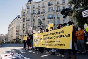 Decenas de investigadores se concentraban este lunes ante el Congreso para pedir cambios en la Ley de Ciencia