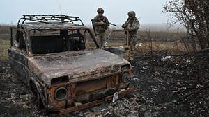 Soldados ucranianos inspeccionan un vehículo destruido a las afueras de la localidad de Robotyne en la región de Zaporiyia