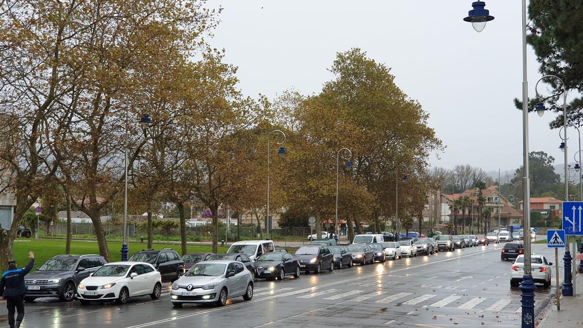 Unos 300 vehículos marcharon por las calles de la ciudad haciendo sonar sus claxons como llamada de auxilio.