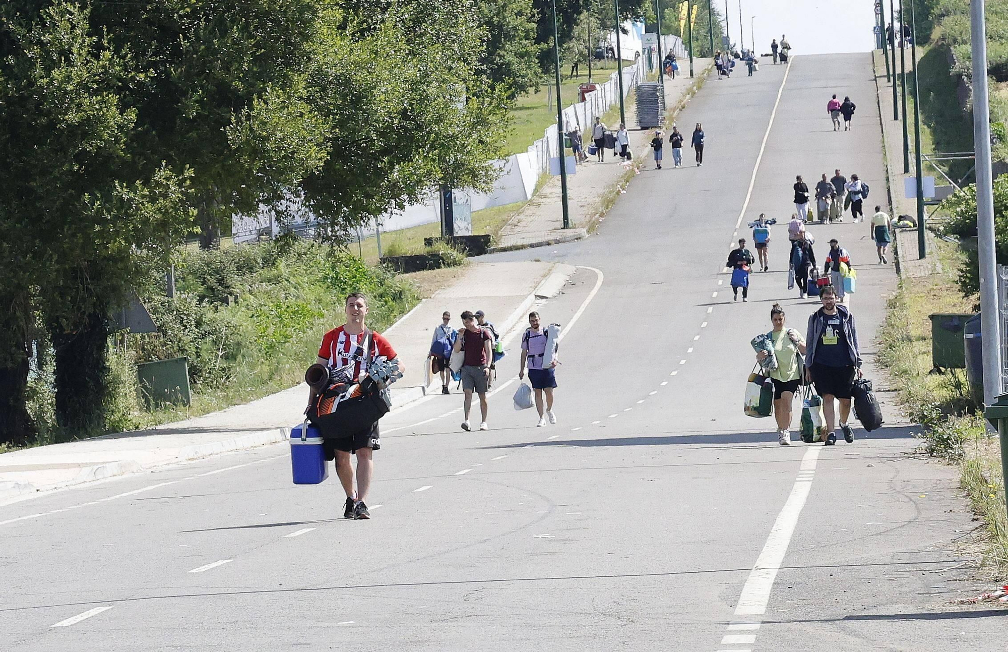 Vuelta a la realidad, paso a paso y mochila a cuestas: los campistas abandonan el Monte do Gozo