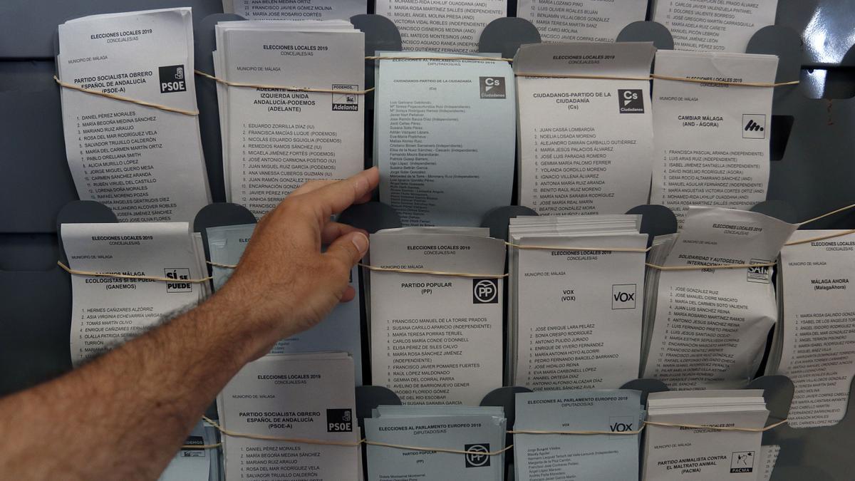 Papeletas para votar en las elecciones municipales de 2019 en Málaga.