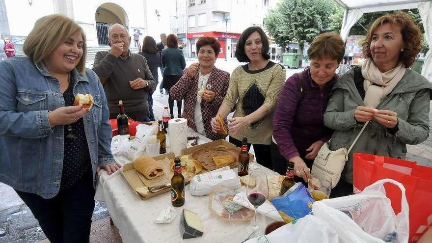 Algunos de los vecinos que acudieron a la Xuntanza de Les Feries.