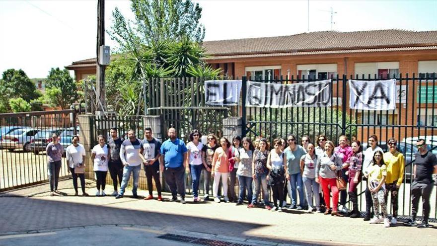 Los padres del Francisco Pizarro exigen la construcción de un gimnasio en el centro