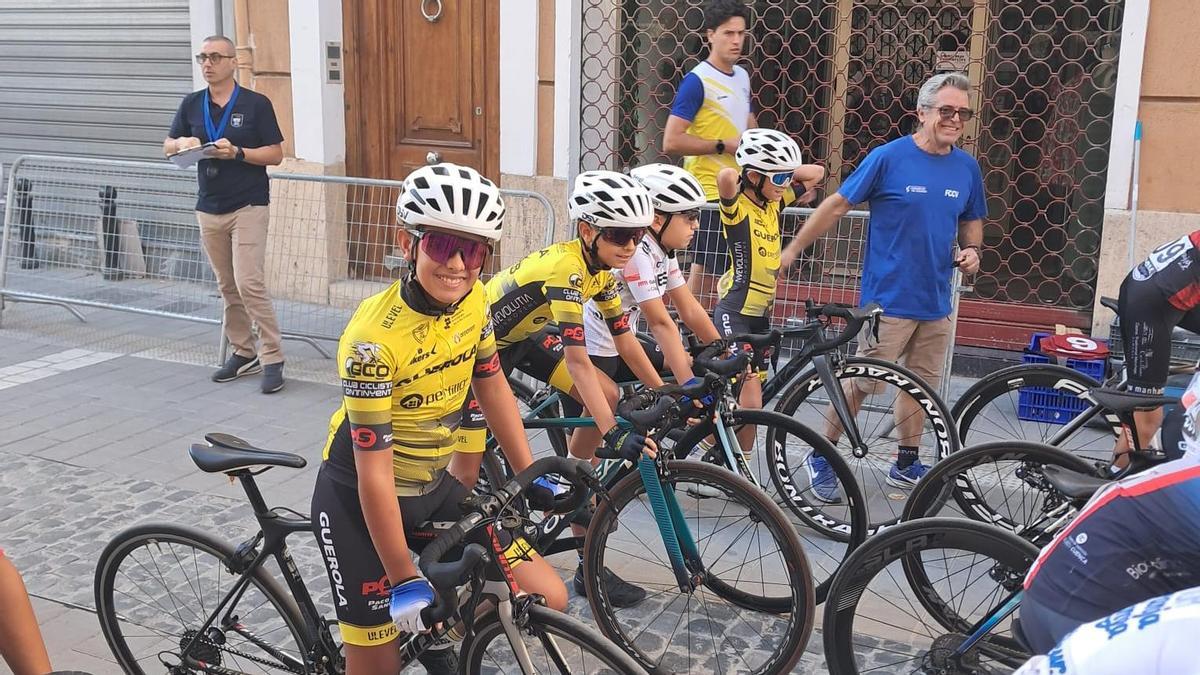 Corredores de la Escola de Ciclisme Ontinyent en el Trofeo Villa de Chiva.