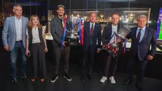 Flick y Araujo entregan los trofeos de LaLiga y la Supercopa al Museo del Barça