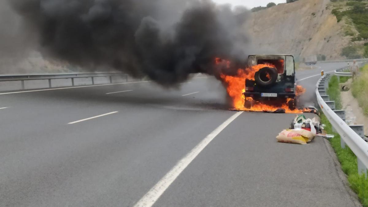 Retenciones en la A-23 al incendiarse un todoterreno en Castellón