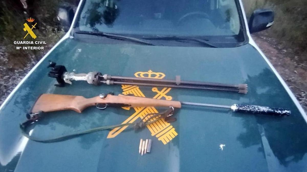 Rifle municionado con silenciador acoplado.
