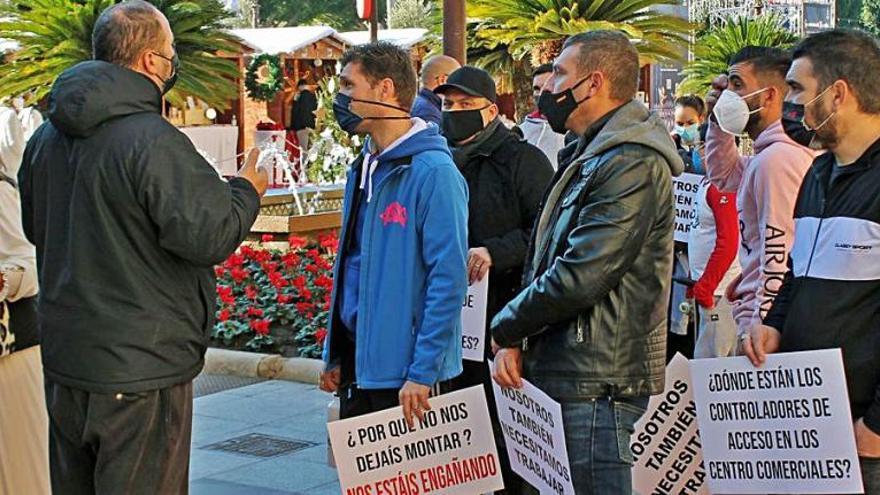 Protesta de los feriantes ante el Ayuntamiento de Murcia.