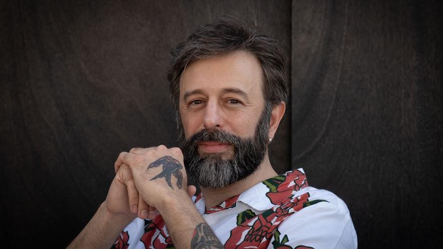 El escritor Nadal Suau tras ganar el Premio Anagrama de Ensayo: «Con los tatuajes podemos jugar a creer en la eternidad»