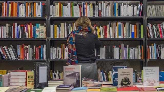 zentauroepp41371611 barcelona 19 12 2017 estanterias de libros en la libreria 181005174414