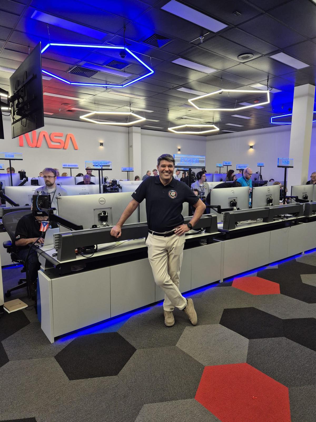 Arturo Fernández, en el control de la misión Artemis 2, en Houston.