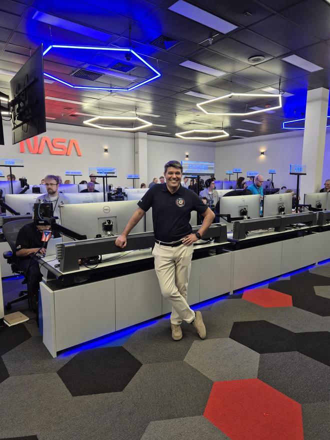 Tornar de la Lluna rebotant com una pedra a l’aigua: així va ser el retorn d’"Artemis 2" explicat per l’enginyer espanyol al control de missió