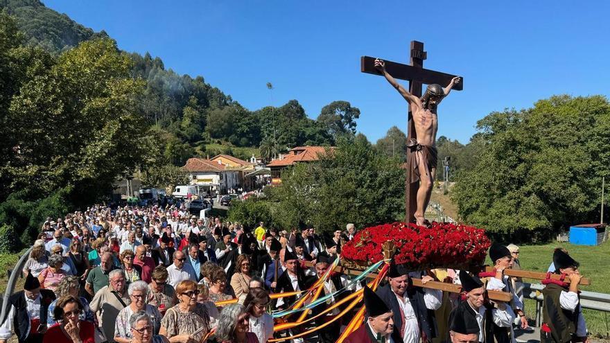 Multitudinaria y emocionante procesión del Santo Cristo del Amparo en Nueva de Llanes