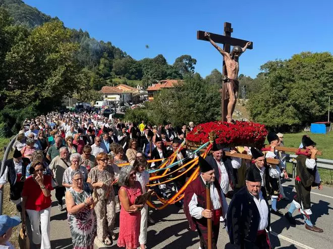 Multitudinaria procesión del Cristo en Nueva de Llanes