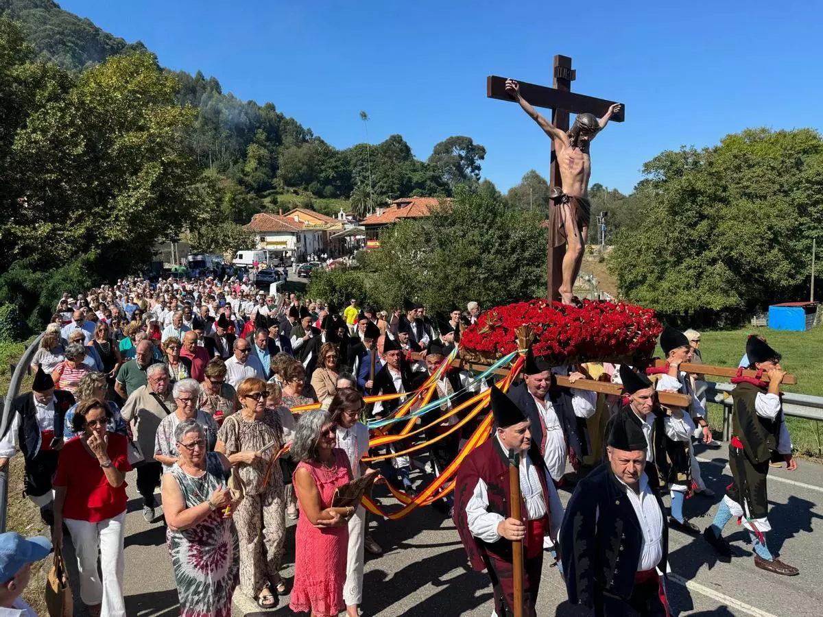 Multitudinaria y emocionante procesión del Santo Cristo del Amparo en Nueva de Llanes