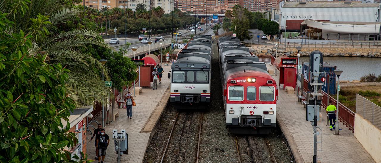 Un tren de media distancia y otro de cercanías en el apeadero de San Gabriel, en Alicante.