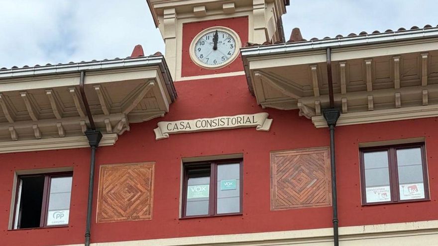 Momento del chupinazo que anunció las fiestas. Arriba, exhibición del Club Rítmica Ares, ayer, en la plaza del Ayuntamiento. Sobre estas líneas, comienzo del 2º Torneo Santiaguín FC25 en los salones de la sede social de La Montera.