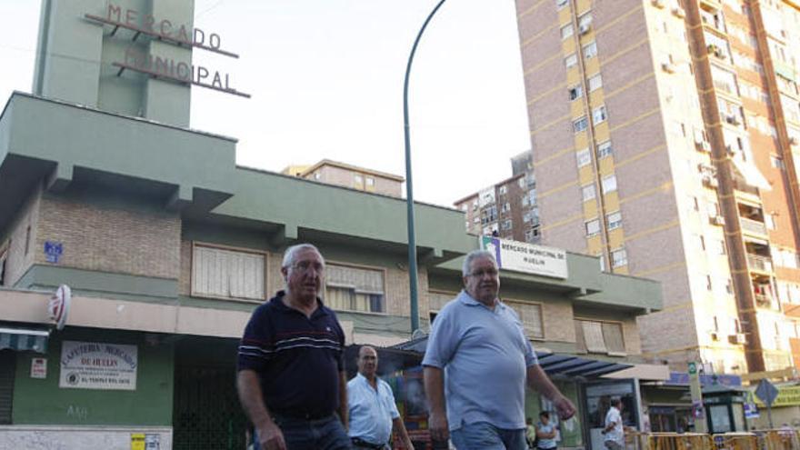 Fotografía de archivo de vecinos y dirigentes vecinales delante del mercado de Huelin en 2009.