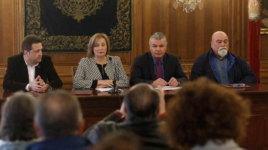 Juan Manuel Rodríguez Baltar, Mariví Monteserín, Belarmino Feito e Iñaki Malda, ayer, en el Ayuntamiento de Avilés.