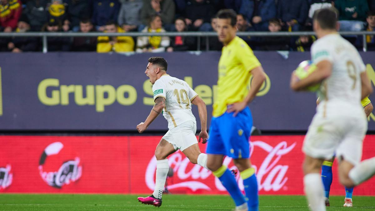Ponce celebra el gol del empate del Elche, que el Cádiz reclama que hubo fuera de juego previo