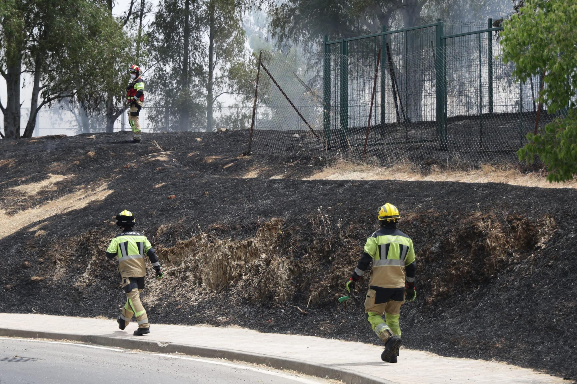 Incendio de pastos en unas pistas de fútbol de La Mejostilla
