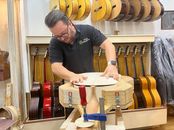 El luthier Antonio Álvarez Bernal en su taller
