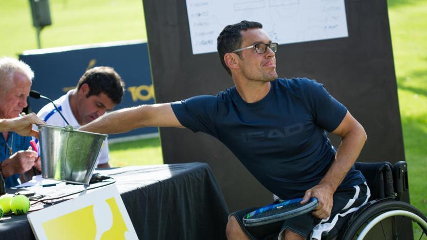 Un dels tennistes participants, Jorge Iglesias, en el sorteig d&#039;ahir del quatre al CT Olot.