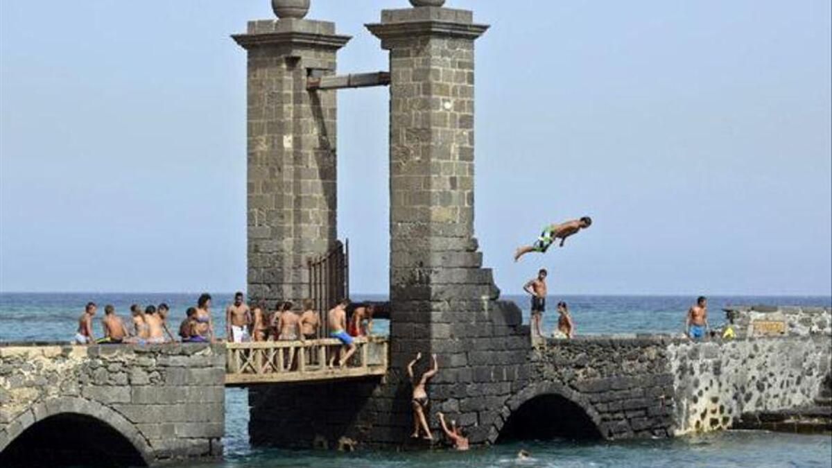 Bañistas en el Puente de las Bolas.