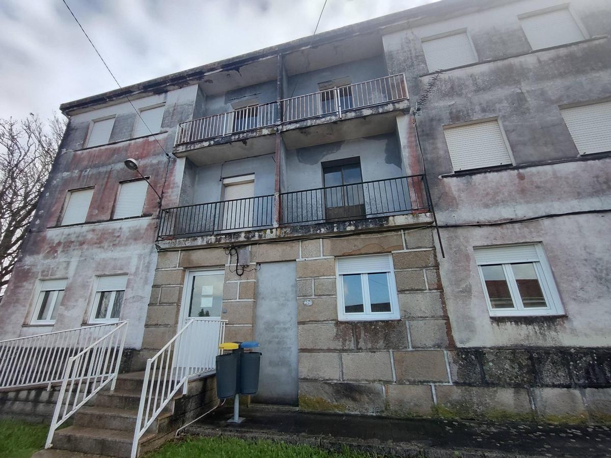 Inmueble donde se ubican las antiguas viviendas de profesores del colegio de Cela.