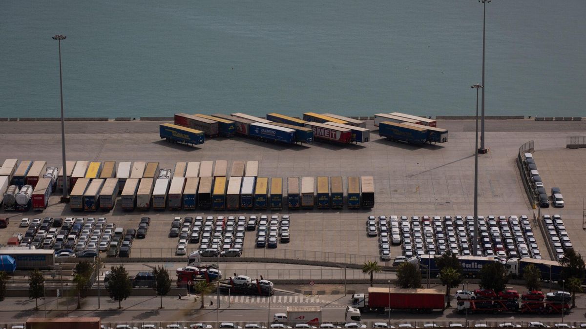 Vista general de contenedores en el muelle de descarga del Puerto de Barcelona.
