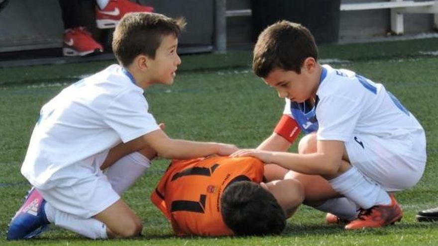 Momento en el que los dos niños atienden al jugador rival.