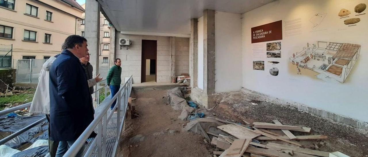 El conselleiro de Cultura, Román Rodríguez, en la visita a la sala del Bueu Romano, justo delante del espacio en el que se quiere pavimentar un pasillo para mejorar sus usos y la visita. |   // GONZALO NÚÑEZ