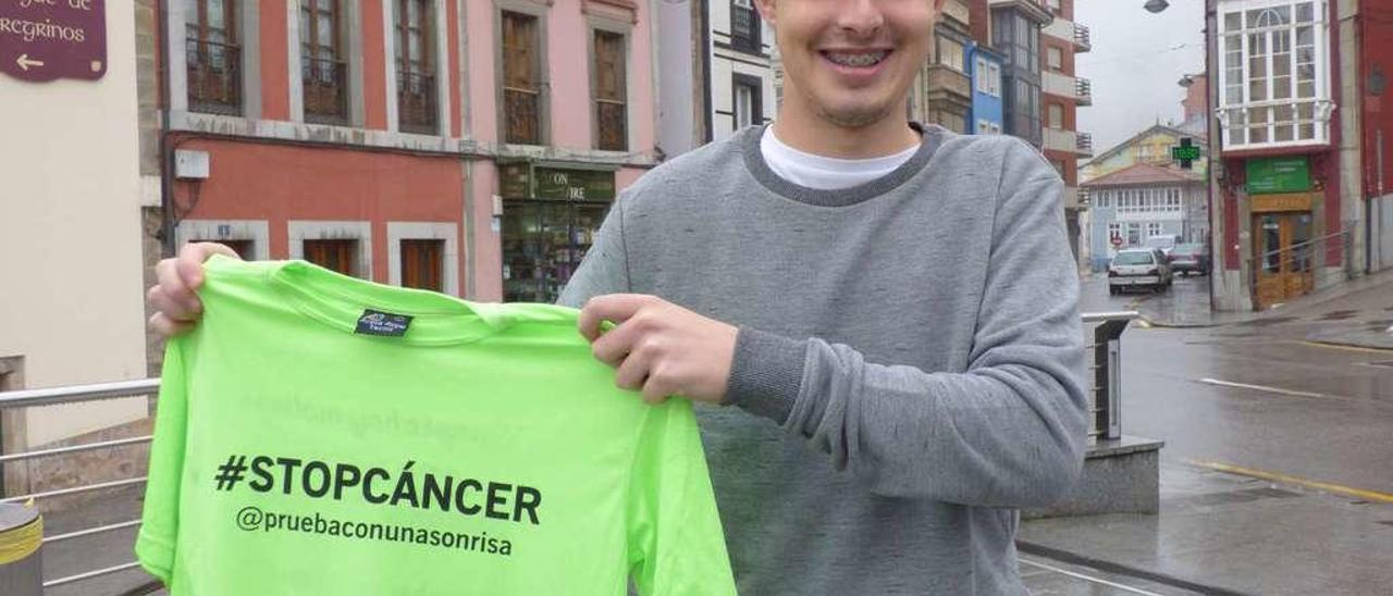 Darío Rodríguez, en Tineo, posando para LA NUEVA ESPAÑA con la camiseta de voluntario en la ayuda contra el cáncer.