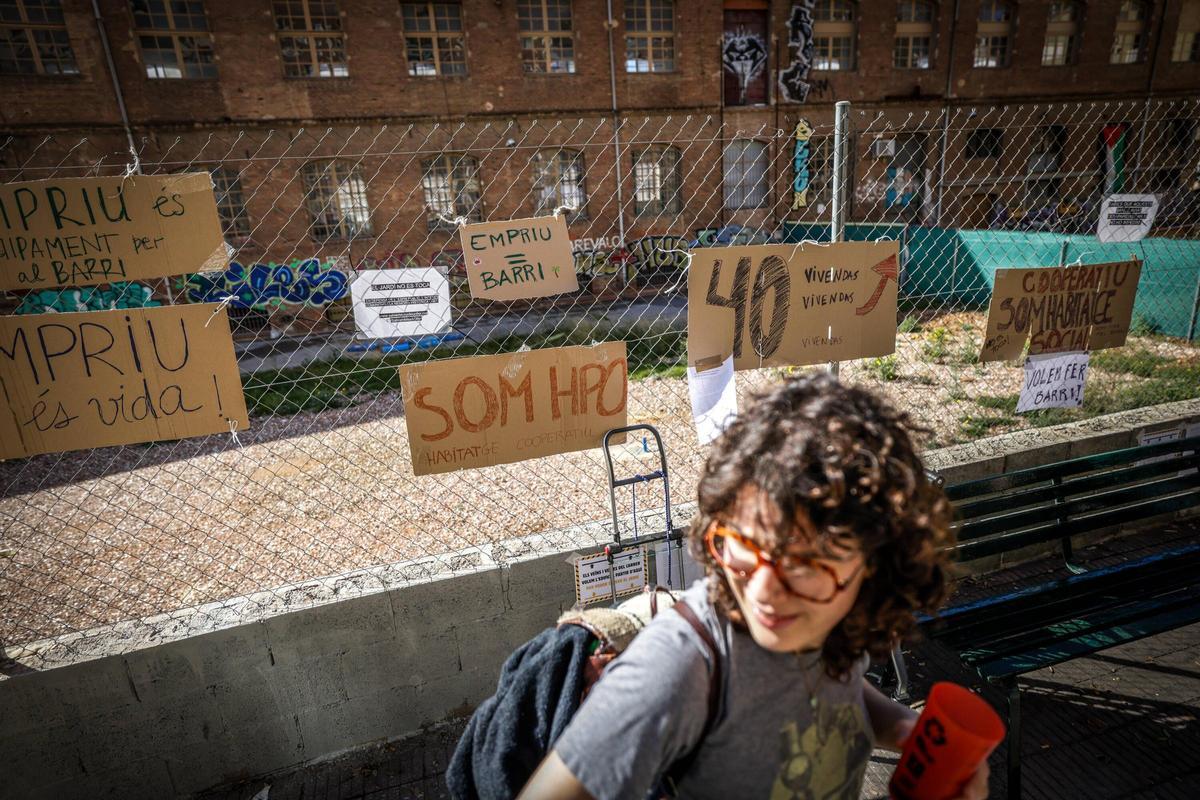 Concentración de los futuros vecinos de un bloque de viviendas de alquiler asequible pendientes de construir sobre un jardín de La Bordeta