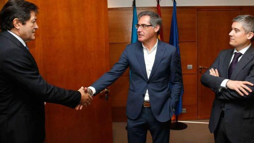 Fernández saluda a Alberto Martínez, presidente del Club de Calidad, en presencia del gerente, Marino Zapatero.