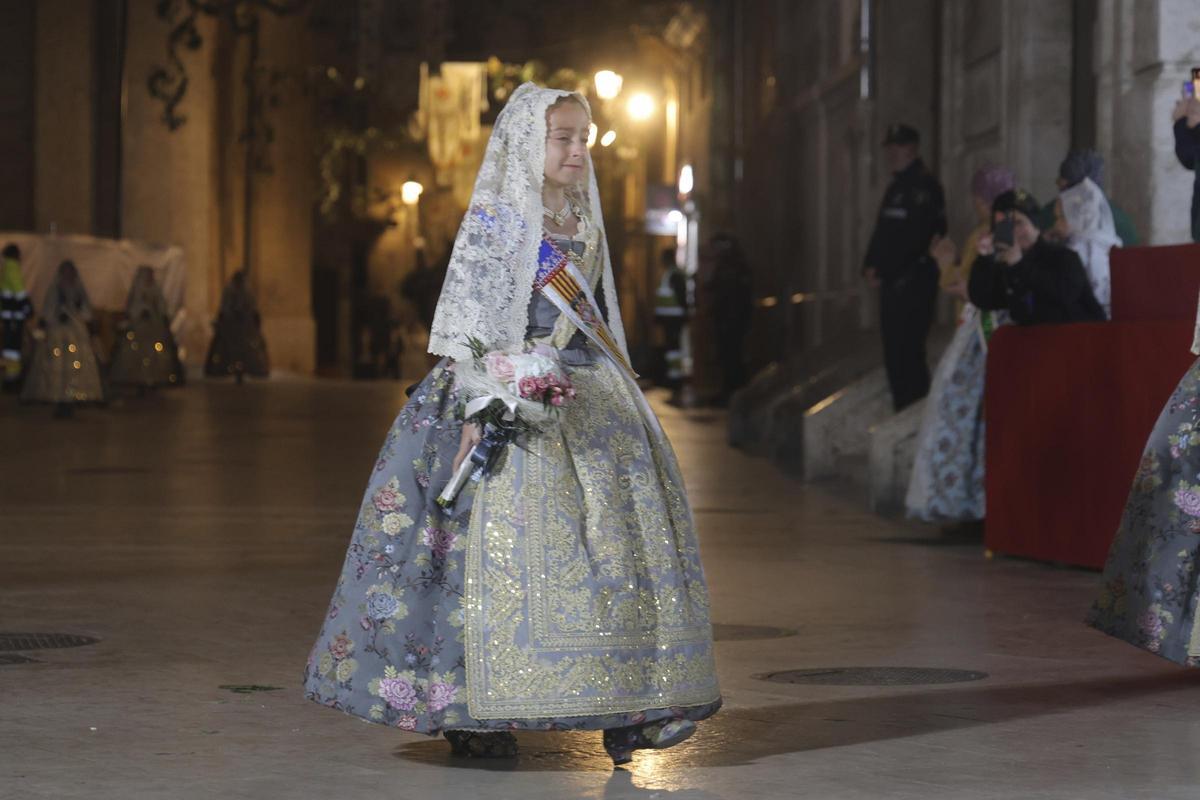 La emoción de Marta Mercader ante la Virgen cierra el primer día de la Ofrenda La emoción de Marta Mercader ante la Virgen cierra el primer día de la Ofrenda
