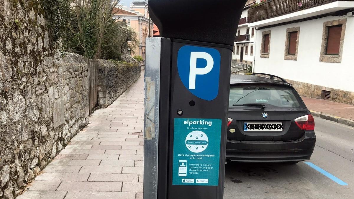 Aparcamiento en zona azul en la villa de Llanes