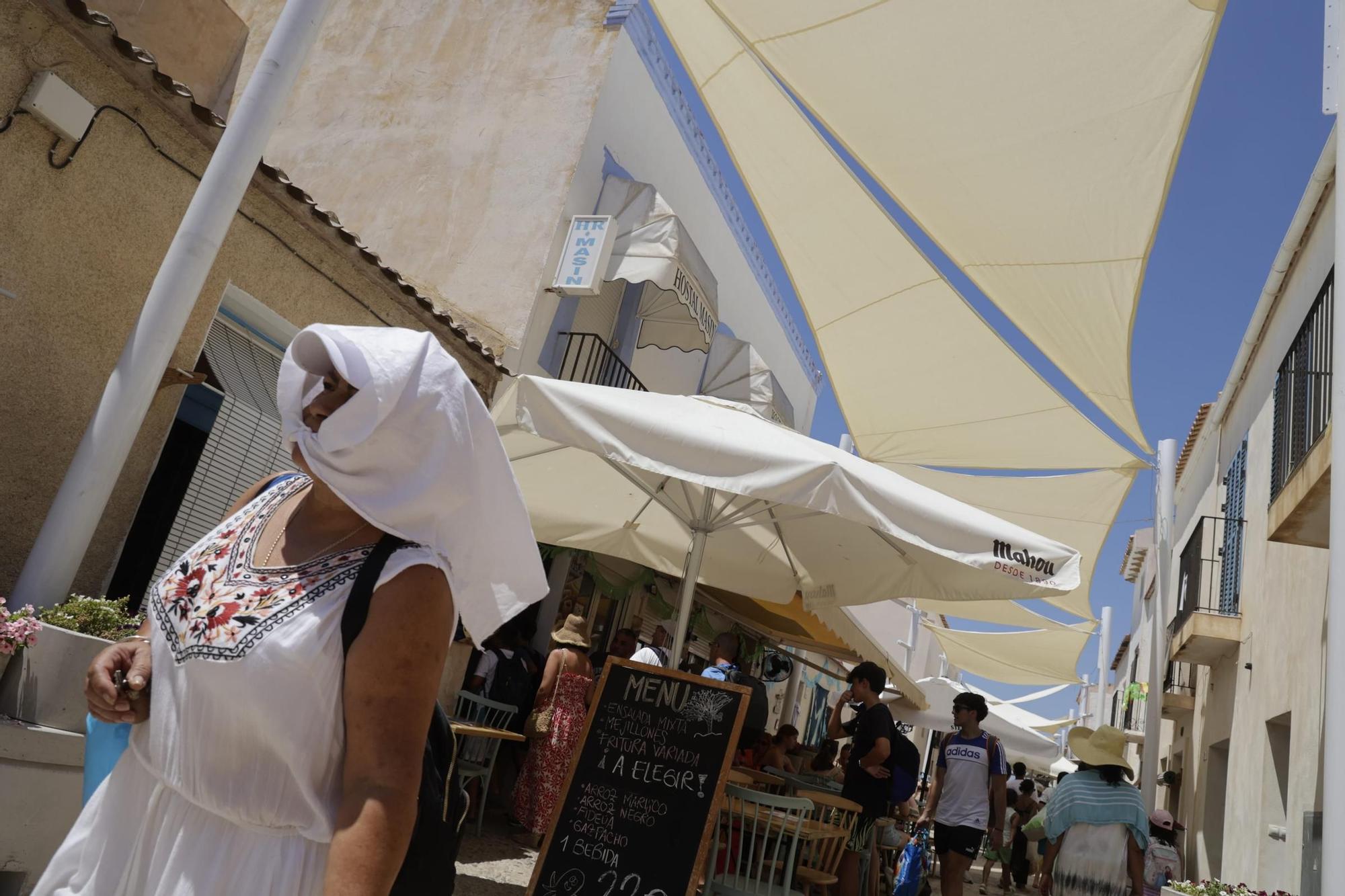 Barcala pedirá a Cultura mantener los toldos en Tabarca hasta noviembre