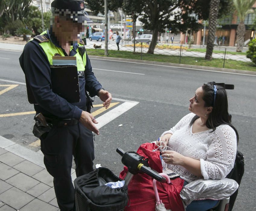 Las mujeres, que tienen problemas de movilidad, se han puesto frente al autobús durante casi una hora en la parada de Óscar Esplá