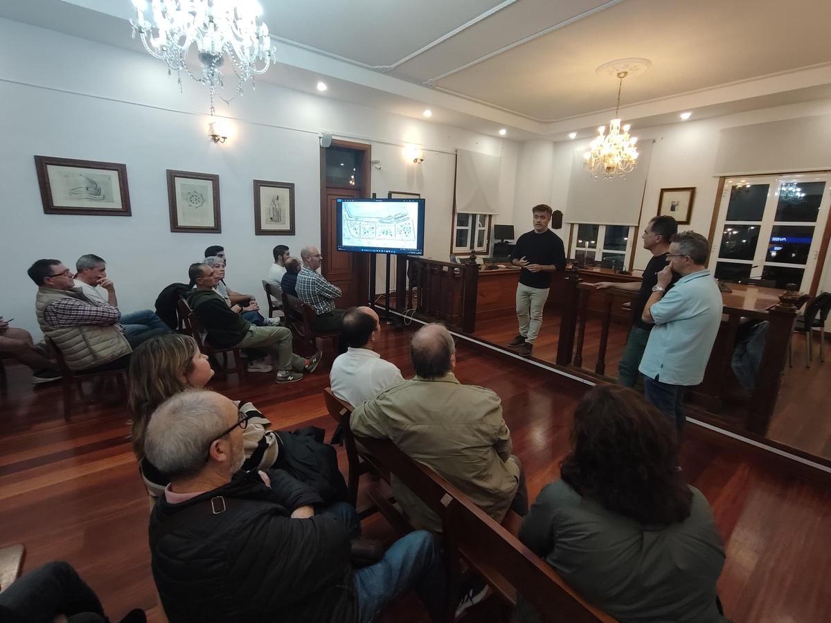 El concejal de Urbanismo, Martín Villanueva, se dirige ayer a los vecinos y a su lado se sitúan los dos arquitectos seleccionados por los colectivos vecinales para formar parte del jurado del concurso de ideas, Rafael Oliveira y Javier Rial.