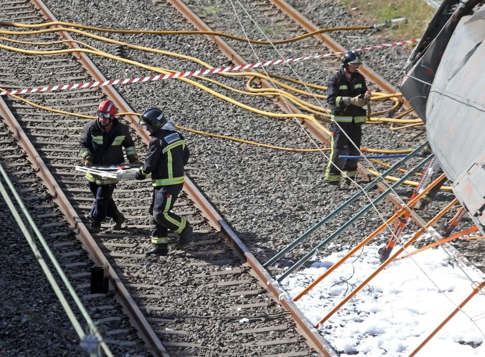 El maquinista, el interventor, un turista norteamericano y un joven vigués, fallecidos. Los servicios de emergencias atendieron a los heridos en el andén y la cafetería de la estación.
