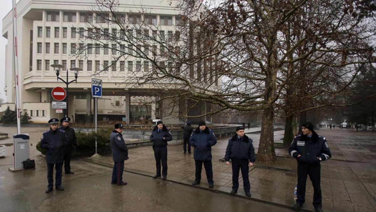 Policías ucranianos custodian el exterior del edificio gubernamental, en Simferopol.