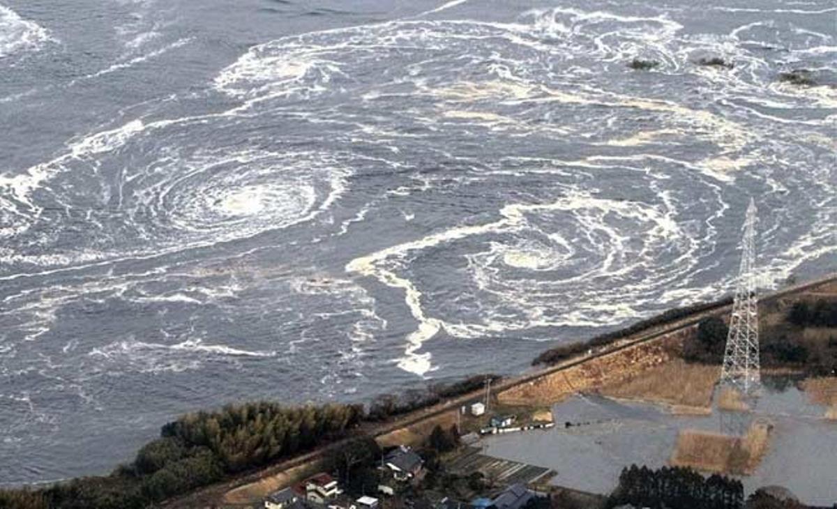 Remolins a la costa davant de la ciutat d’Iwaki, de la prefectura de Fukushima. Remolins a la costa davant de la ciutat d’Iwaki, de la prefectura de Fukushima.