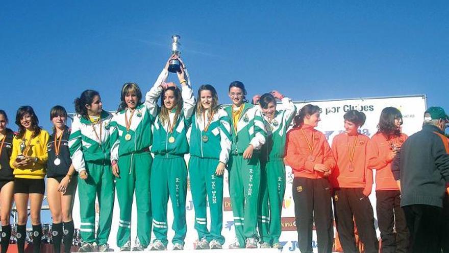 Las atletas de la S.A. Val Miñor, en el primer cajón del podio de la categoría cadete femenino.