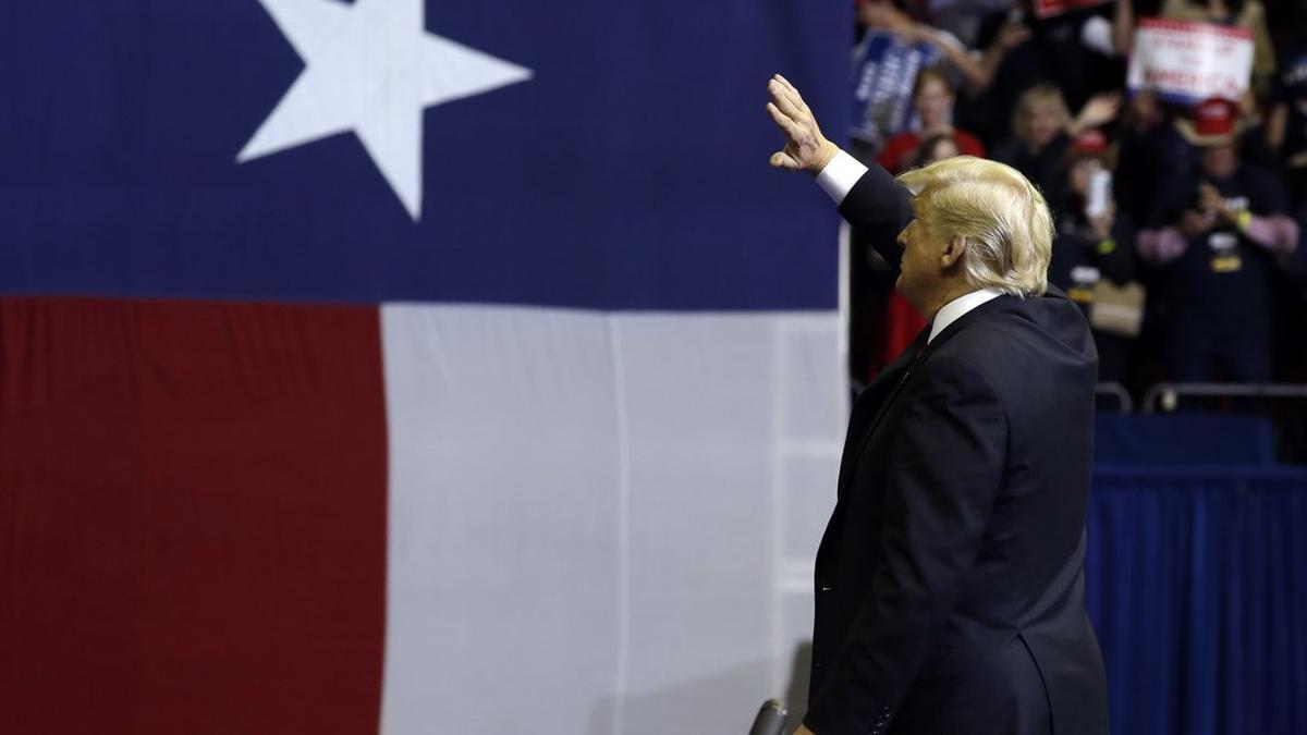 Trump saluda a los asistentes a un mitin en Texas, el lunes.