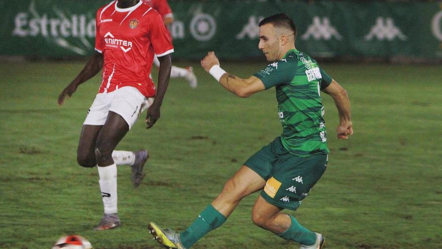 Ger con el esférico durante el partido de ida, la visita del Cornellà en Espiñedo. |  // IÑAKI OSORIO